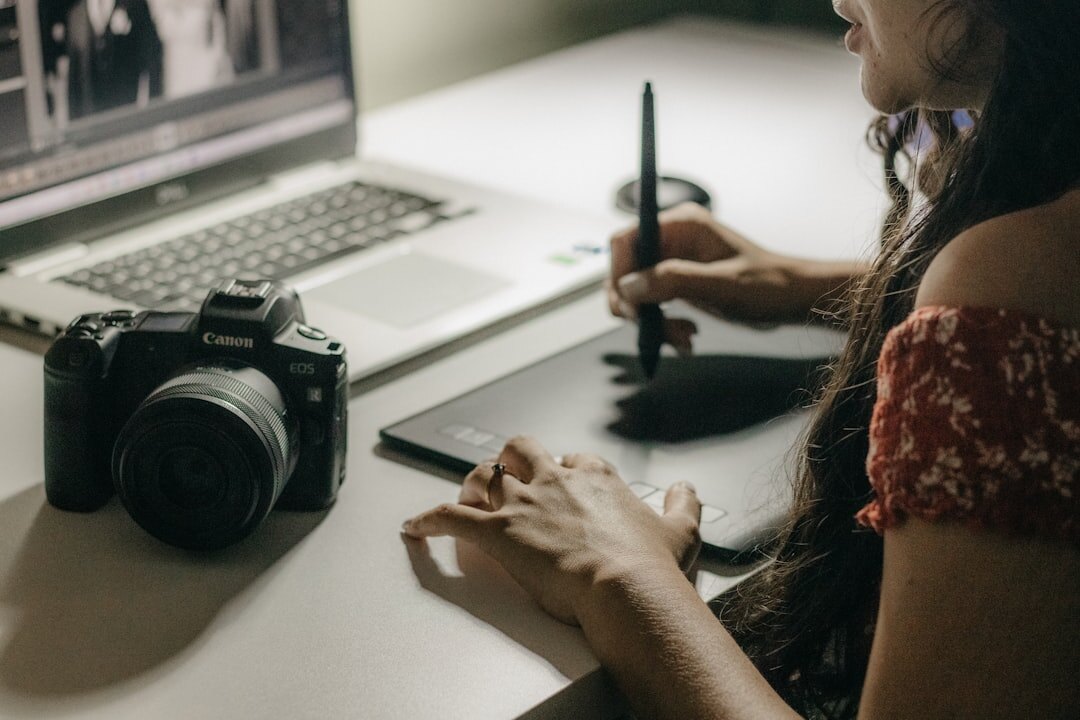 blogger creating viral content